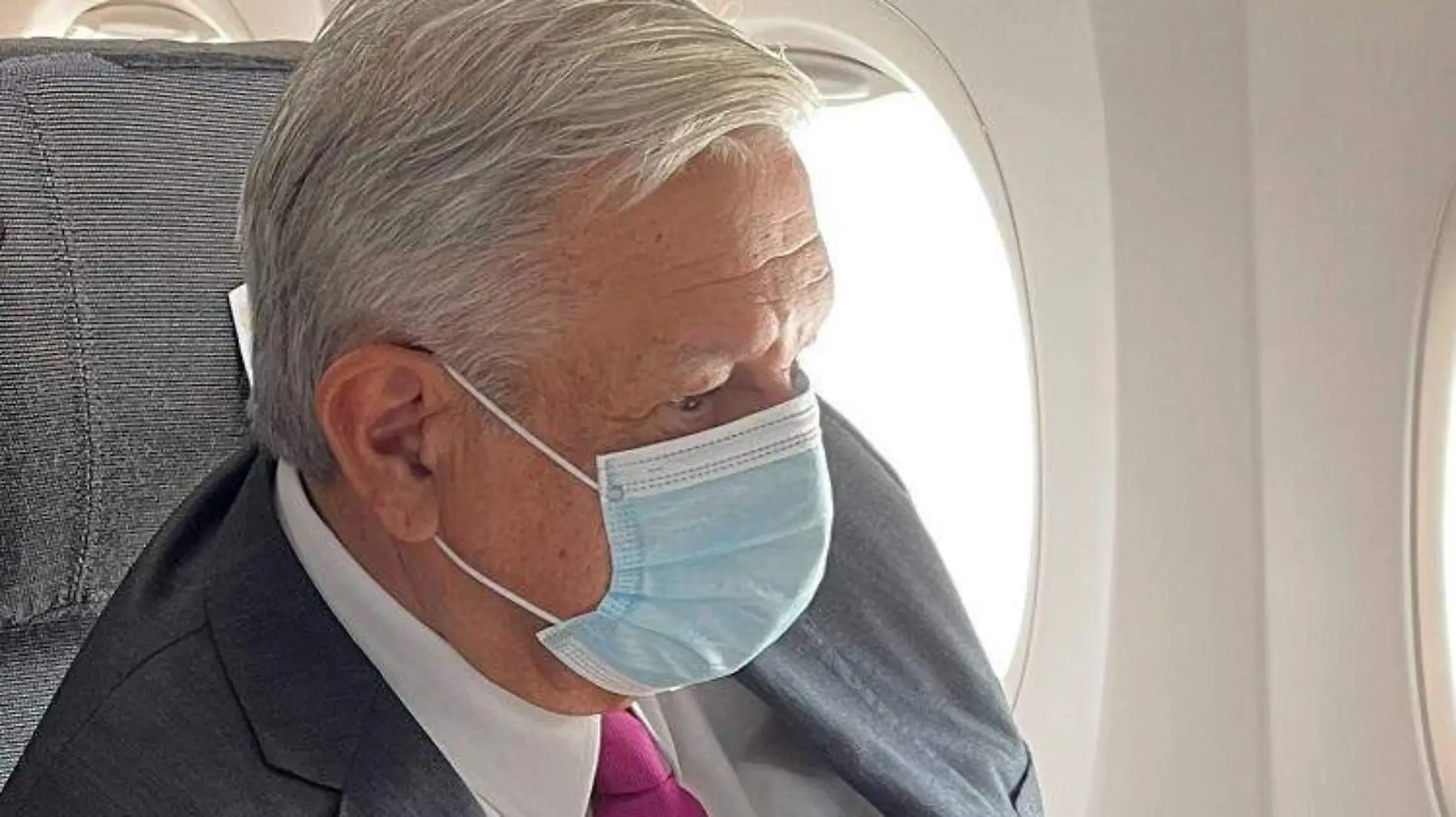 amlo con cubrebocas al interior de un avión